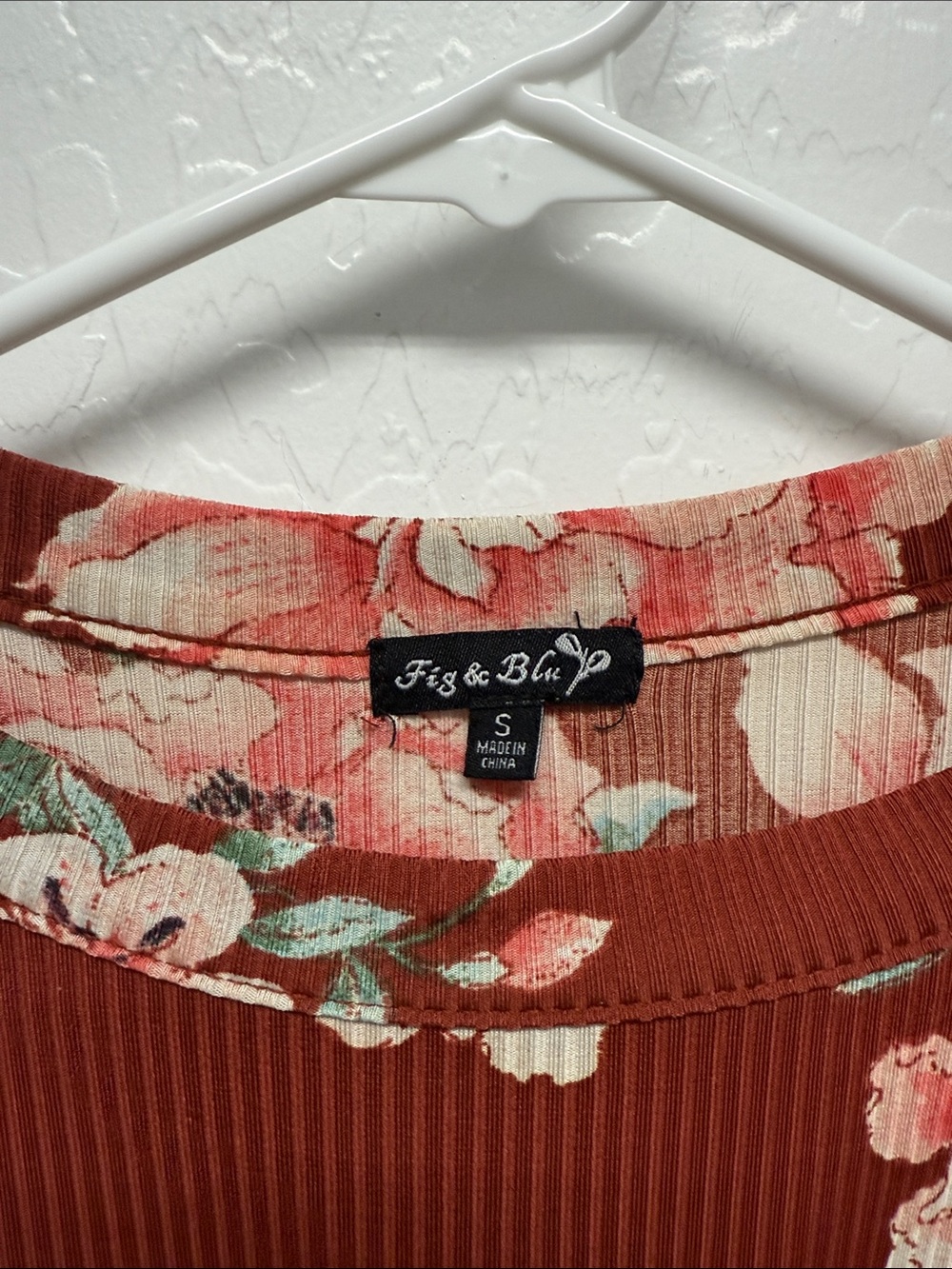 Floral Button-Shoulder Ribbed Short Sleeve Top in Rust - Picture 2 of 4